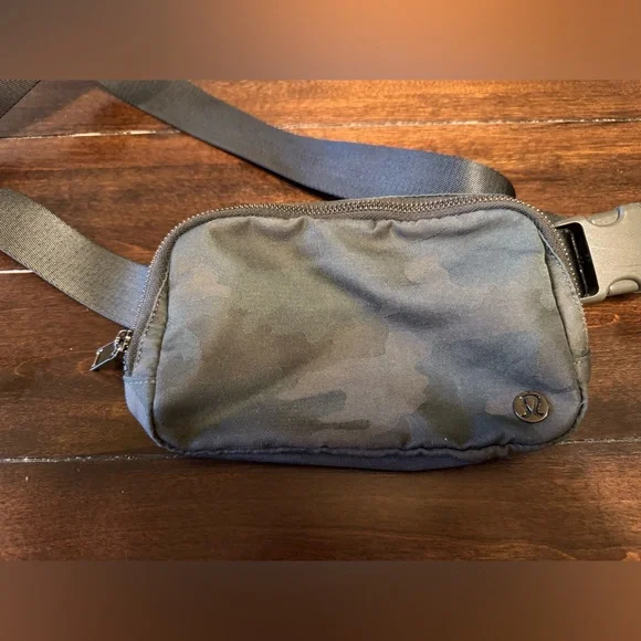 NWOT Lululemon Everywhere Belt Bag Green Camo Unisex - Picture 2 of 7